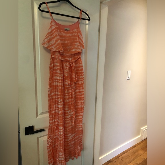 Gorgeous coral summer maxi dress! Excellent used condition with a tie waist - Picture 4 of 4